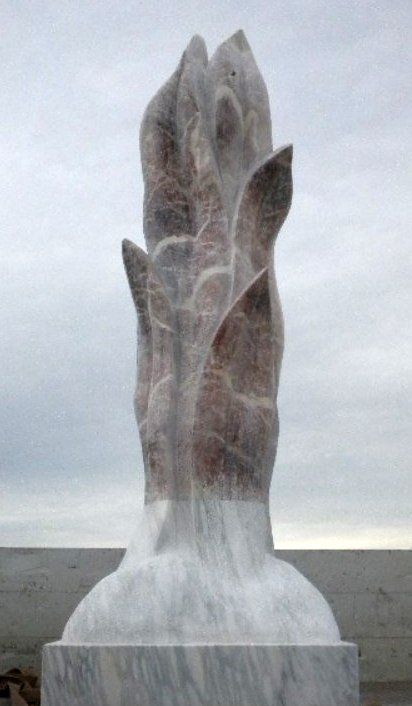 Vue intégrale sculpture Fiora Di Fuoco-rapha en marbre « rosa d’Alba »hauteur 2,15m-Rapha