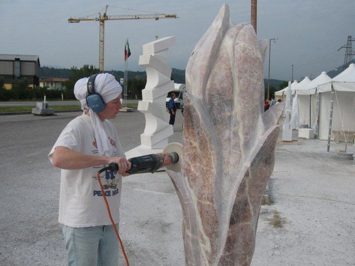travail sur la sculpture Fiora Di Fuoco-rapha