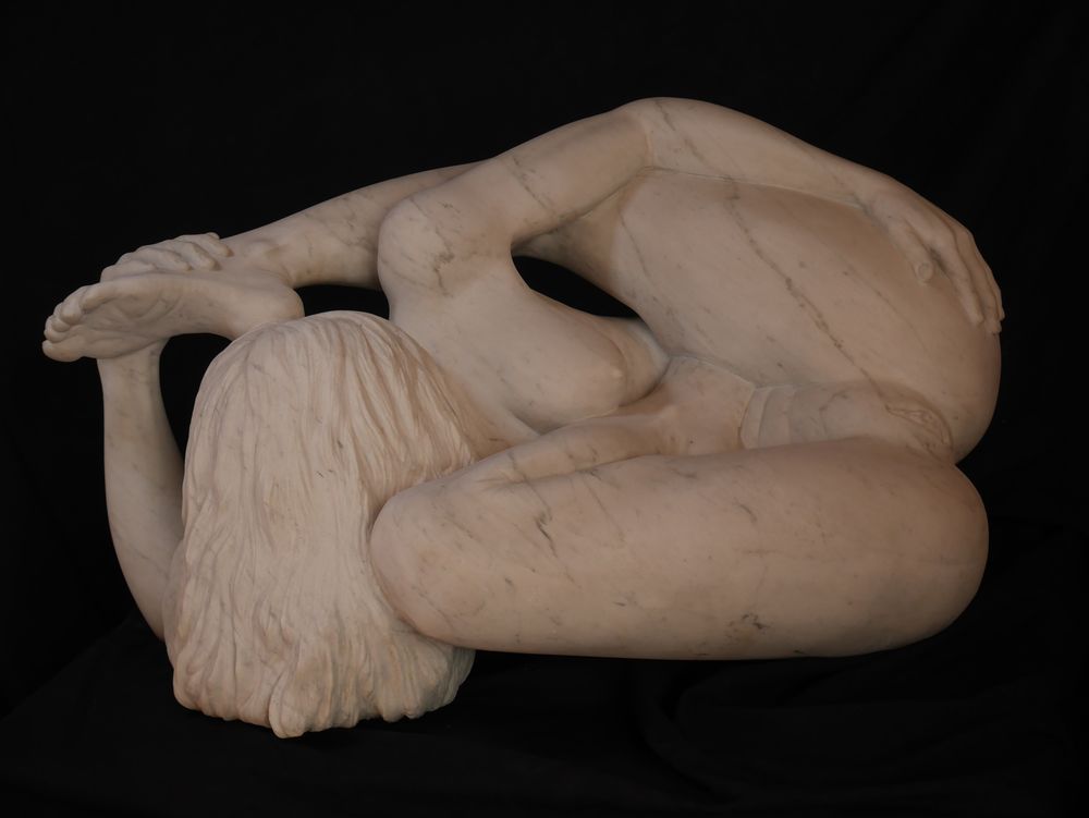 Contorsionniste, sculpture en marbre de Carrare.