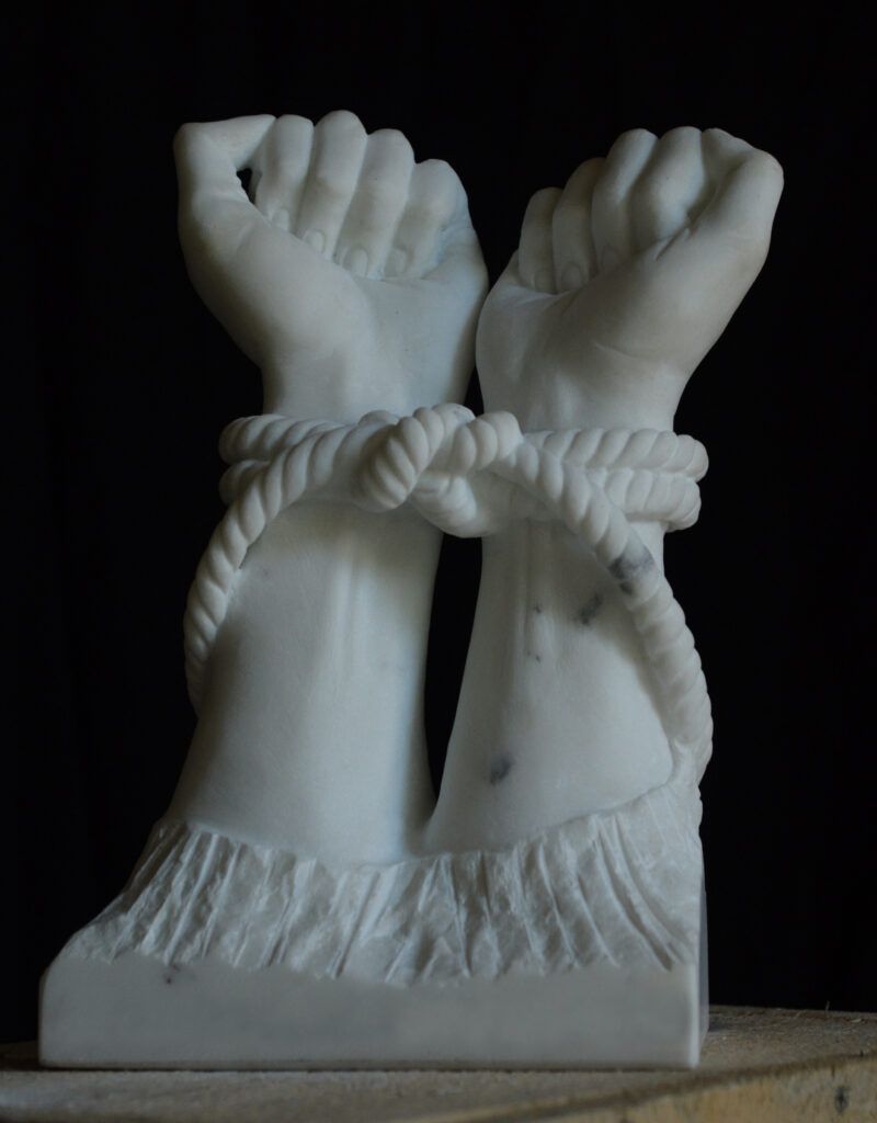 sculpture poings liés-Réalisée en marbre statuaire de 40 cm-Sculpteure Rapha
