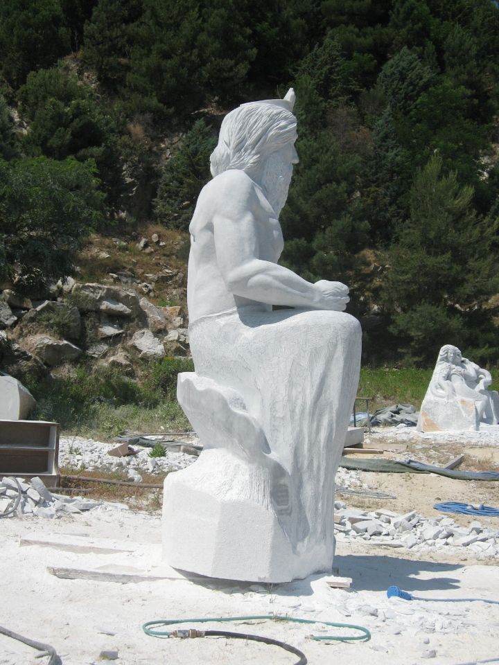Neptune-Vue de profil-Sculpture en marbre de Carrare. Hauteur: 2,50m -Rapha et Ch-Ibanes