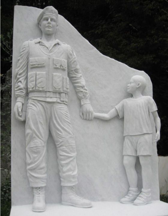Monument aux morts Sculpture en marbre de Carrare de 2m représentant un carabinier et un enfant