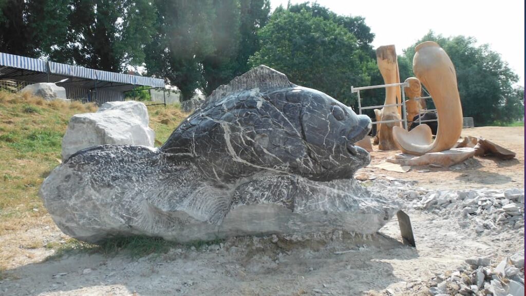 Sculpture monumentale représentant un poisson vu de profil dans un bloc de pierre-Montjean-sur-Loire-Rapha