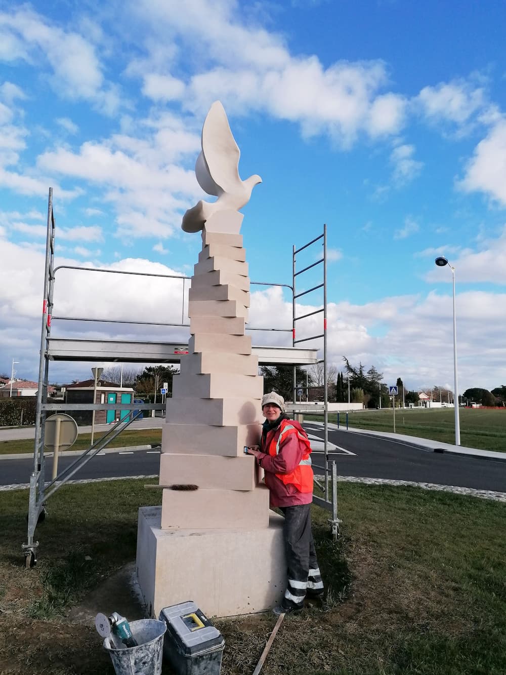 Installation de la sculpture au rond point-rapha