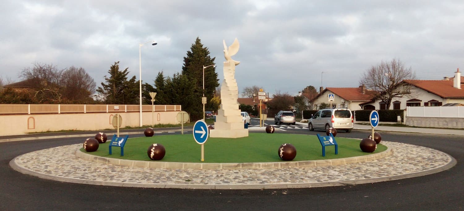 le rond point de la paix avec la sculpture installée : la Salvetat