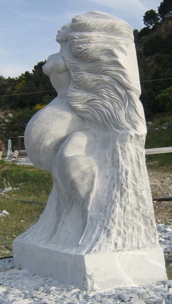 La sculpture en marbre de Carrare met en scène une sirène, vue de profil,