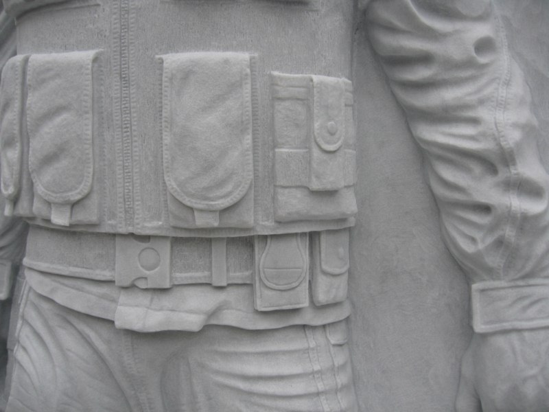 Détail sur la sculpture représentant la veste du carabinier-Rapha
