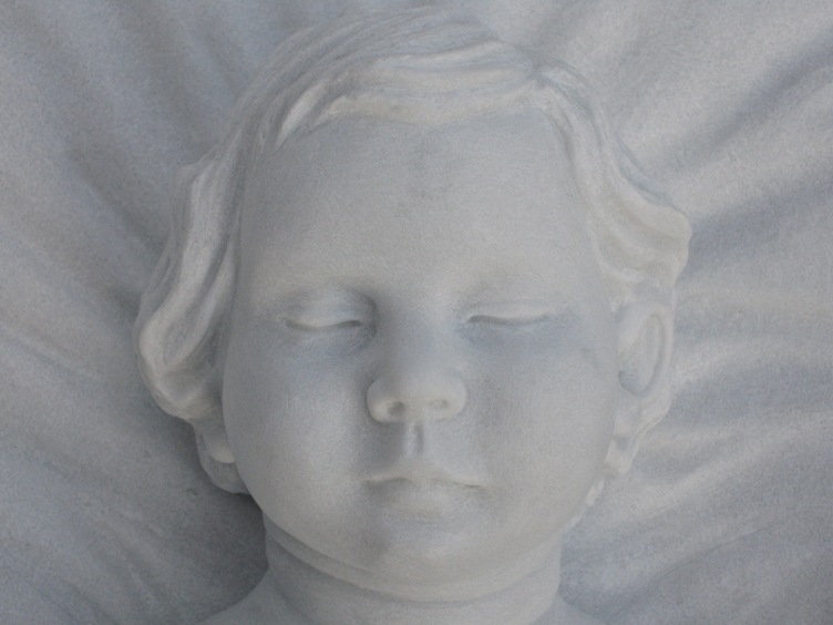 Détails sculpture Vue de face de la tête de Jésus enfant-rapha