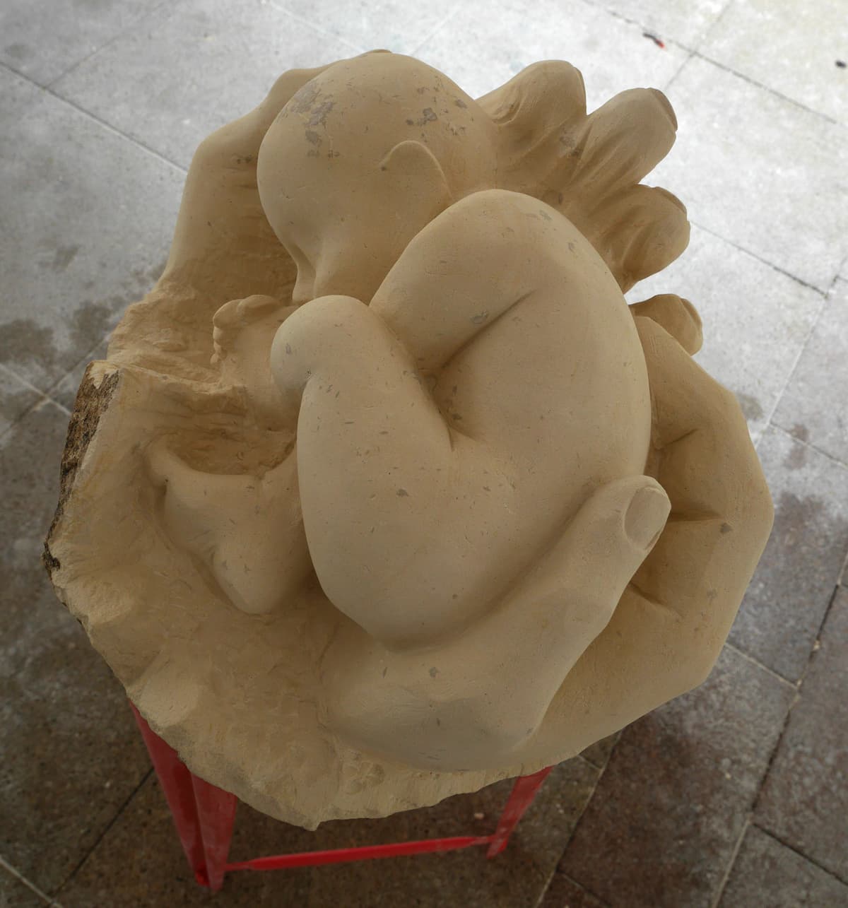 Sculpture Naissance-bébé sculpté dans une main sculptée-Rapha