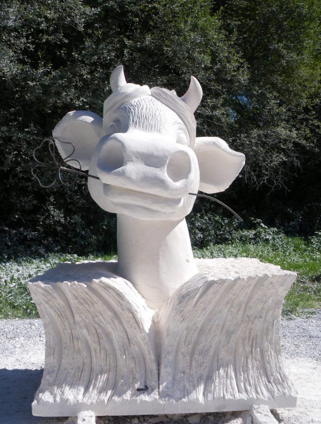 sculpture"vache en herbe"