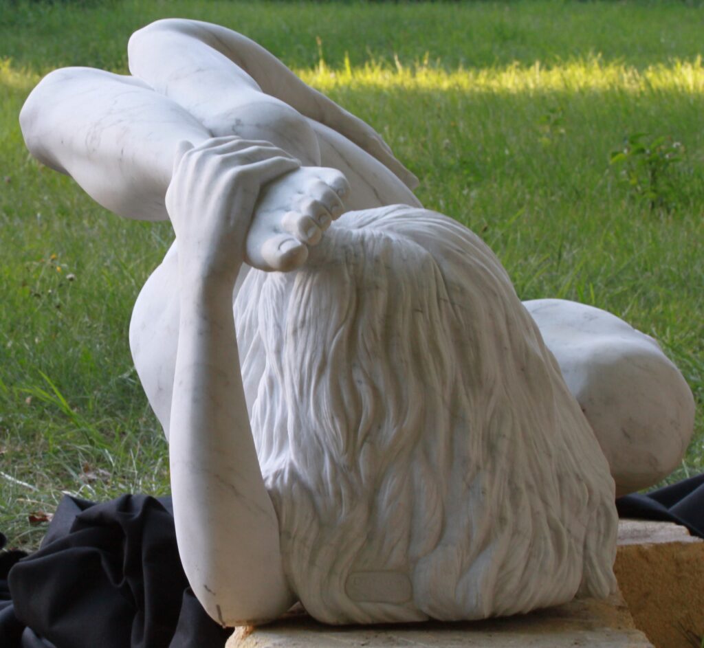 Contorsionniste, sculpture en marbre de Carrare.