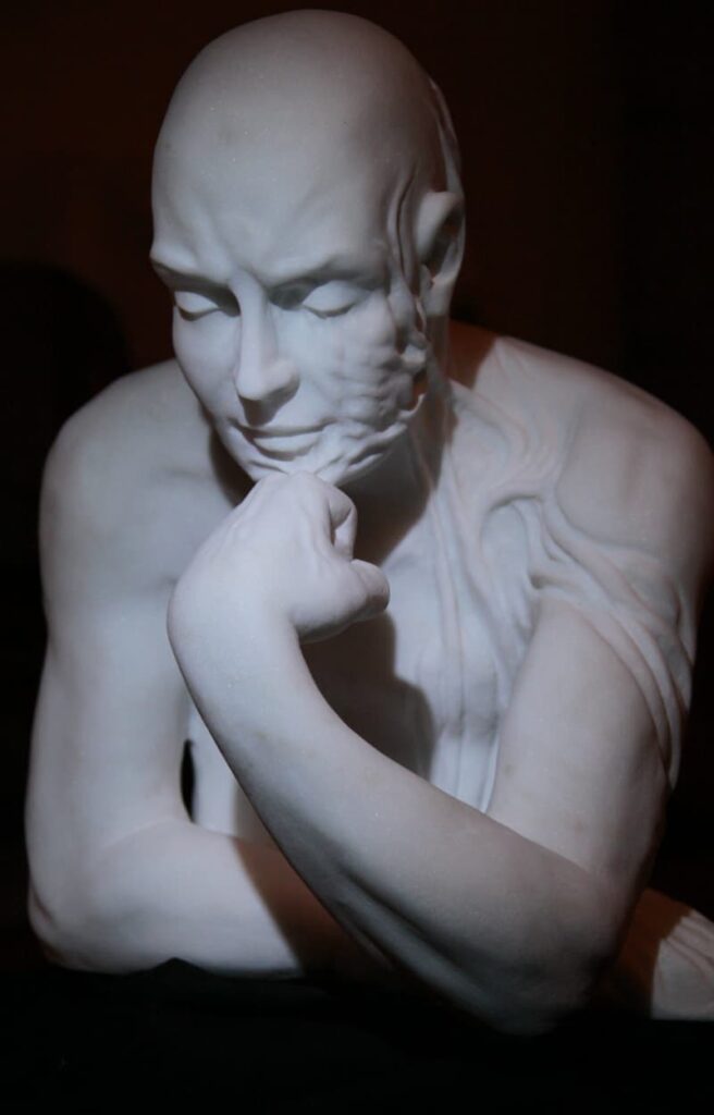 Le penseur, sculpture en marbre de Carrare, de 60 cm.