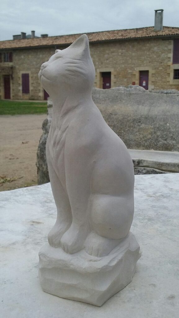 Sculpture chat en pierre calcaire
