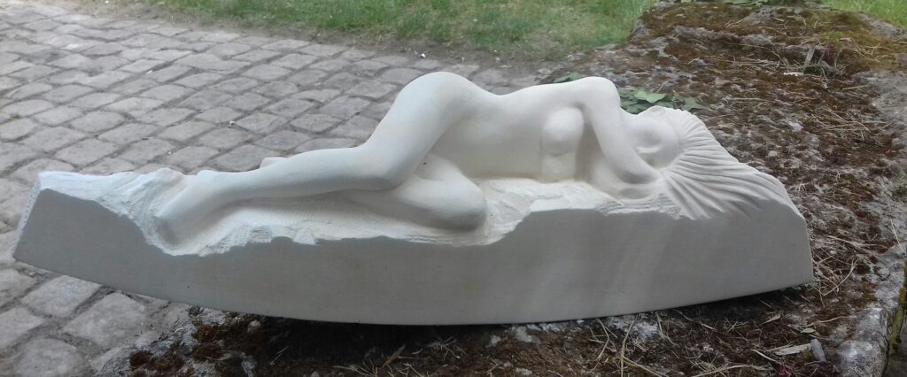 L'endormie sculpture en pierre calcaire.