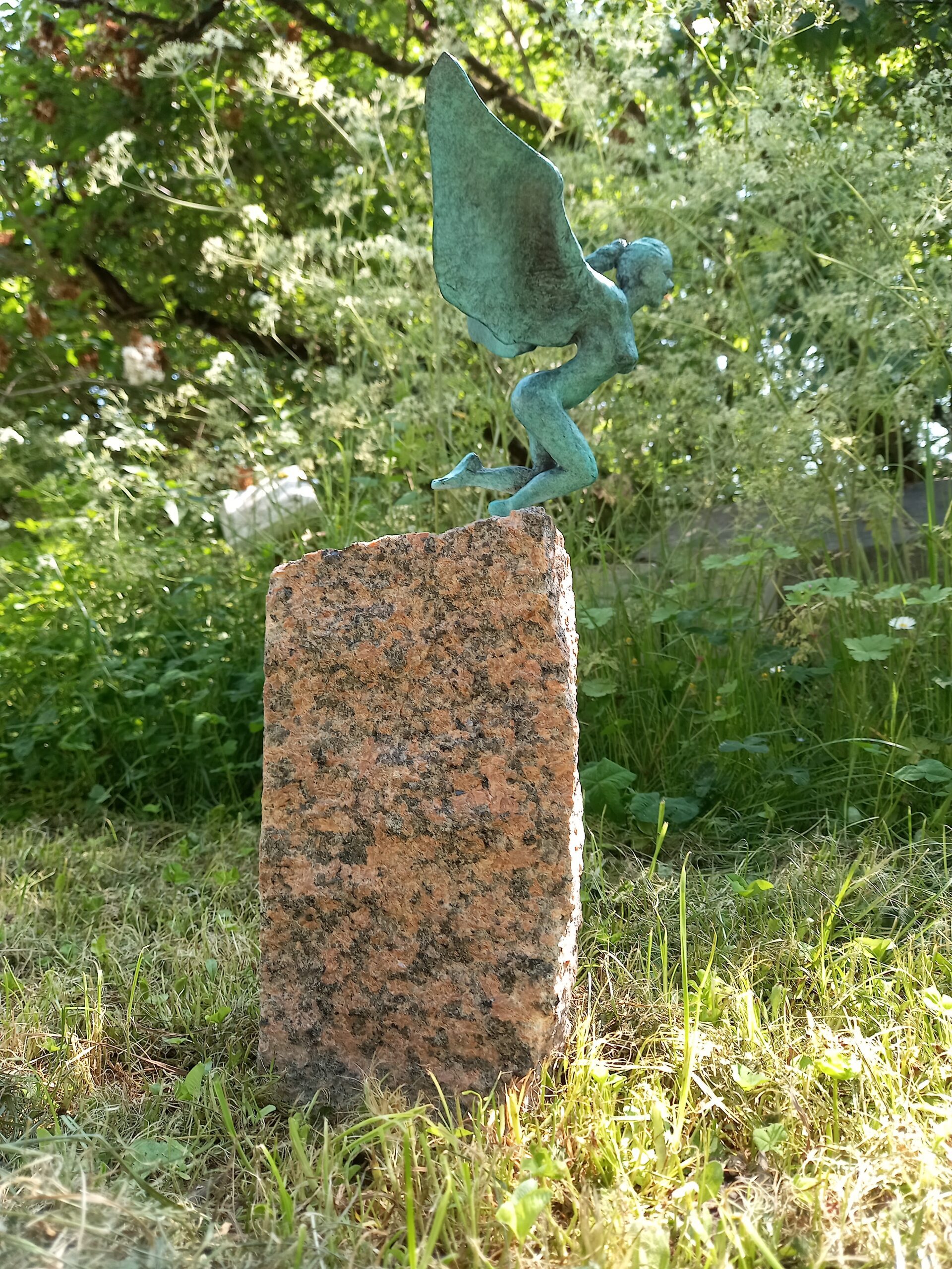 sculpture: L'envol fait de matériaux: bronze et granit rose.