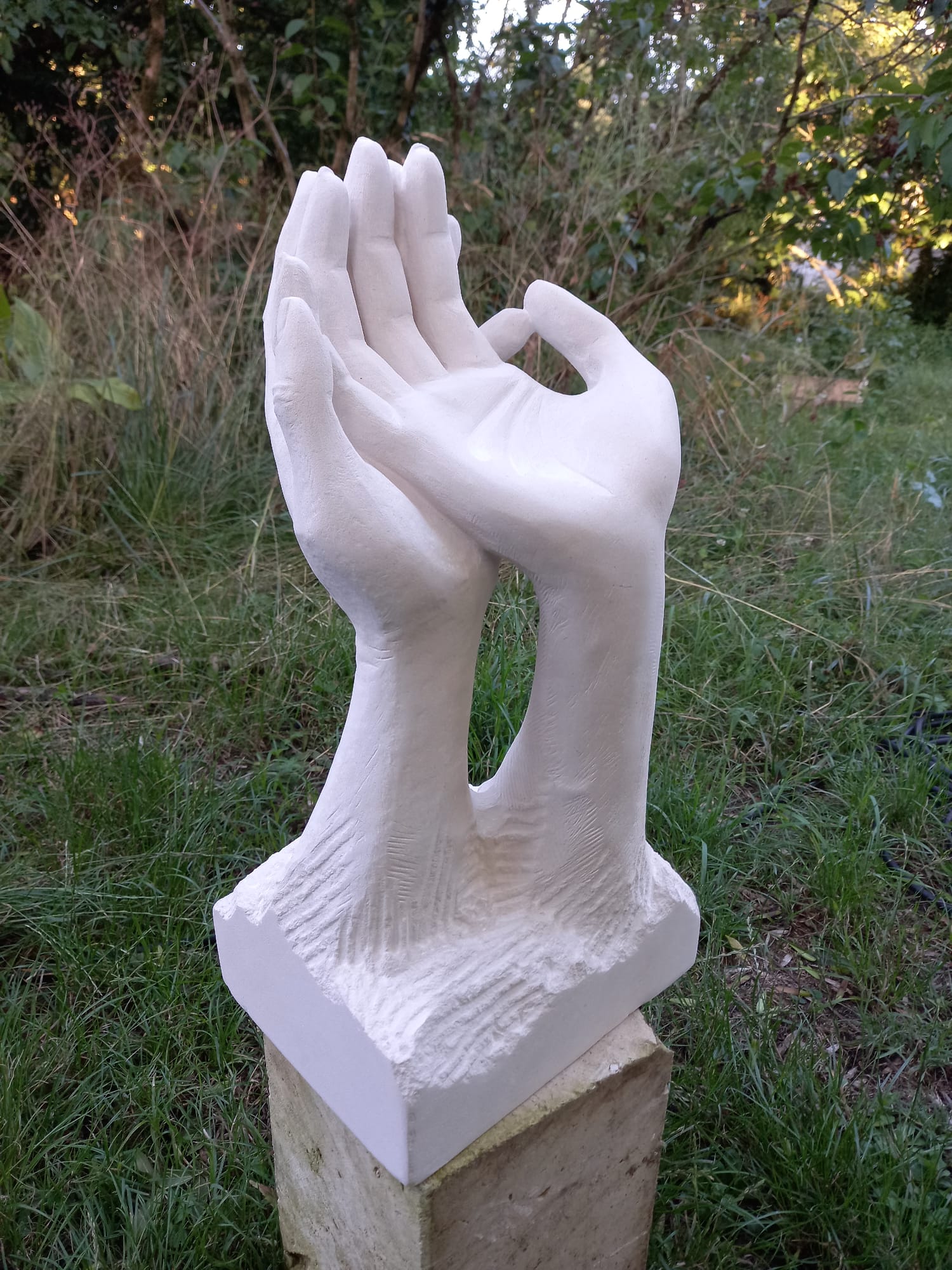 sculpture de mains sculptées dans le calcaire.