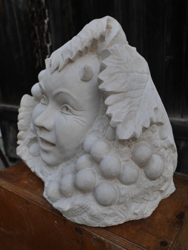 sculpture représentant Bacchus en pierre calcaire.