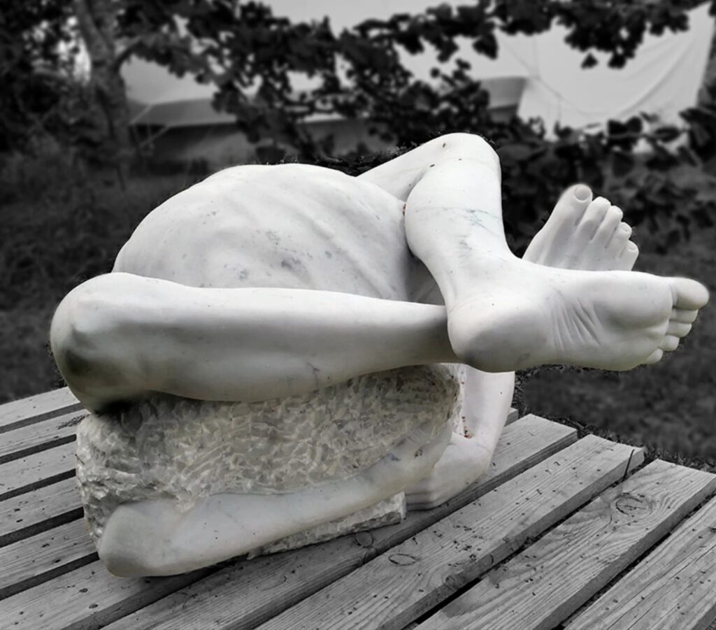 Méditation, sculpture en marbre de Carrare. 1X1 m