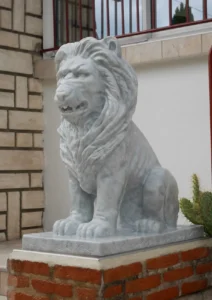 Sculpture en marbre de Carrare représentant un lion de profil droit, réalisée par Raphaëlle Duval à Bassens, dimensions 80×70×40 cm.