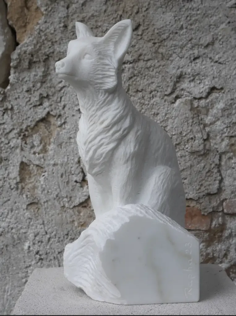 Sculpture de renard figuratif en marbre de Carrare, hauteur 33 cm, profil gauche, réalisée par l’artiste Raphaëlle Duval à Bassens (33).