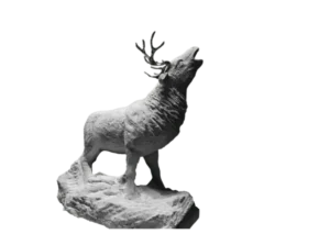 Image d’une sculpture en pierre calcaire de Thenac et étain représentant un cerf bramant dans la forêt, vue de profil droit réalisée par l’artiste Raphaëlle Duval.