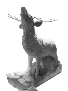 Image d’une sculpture en pierre calcaire de Thenac et étain représentant un cerf bramant dans la forêt, vue de face réalisée par l’artiste Raphaëlle Duval.