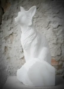 Sculpture en marbre statuaire de Carrare, hauteur 33 cm, vue de gauche, réalisée par l’artiste Raphaëlle Duval à Bassens (33).