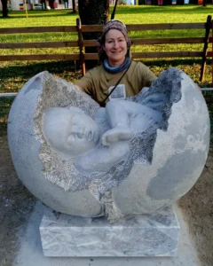 Sculpture représentant un embryon dans la terre, évoquant la gestation et la naissance, œuvre de l’artiste Raphaëlle Duval, présentée au symposium en Italie en 2025.
