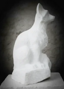 Sculpture en marbre statuaire de Carrare, hauteur 33 cm, vue de droite, réalisée par l’artiste Raphaëlle Duval à Bassens (33).