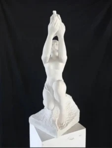 Sculpture en pierre calcaire de Thenac représentant une femme vue de face, projet artistique franco-québécois de Raphaëlle Duval, réalisé à Bassens (33).