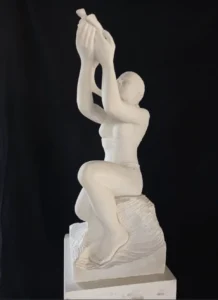 Sculpture en pierre calcaire de Thenac représentant une femme vue de profil droit, projet artistique franco-québécois de Raphaëlle Duval, réalisé à Bassens (33).