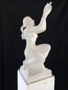 Sculpture en pierre calcaire de Thenac représentant une femme vue de profil gauche, projet artistique franco-québécois de Raphaëlle Duval, réalisé à Bassens (33).