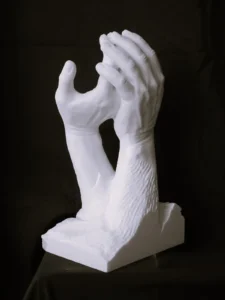 Sculpture en marbre de Carrare représentant deux mains vues de face, réalisée par l’artiste Raphaëlle Duval à Bassens (33).