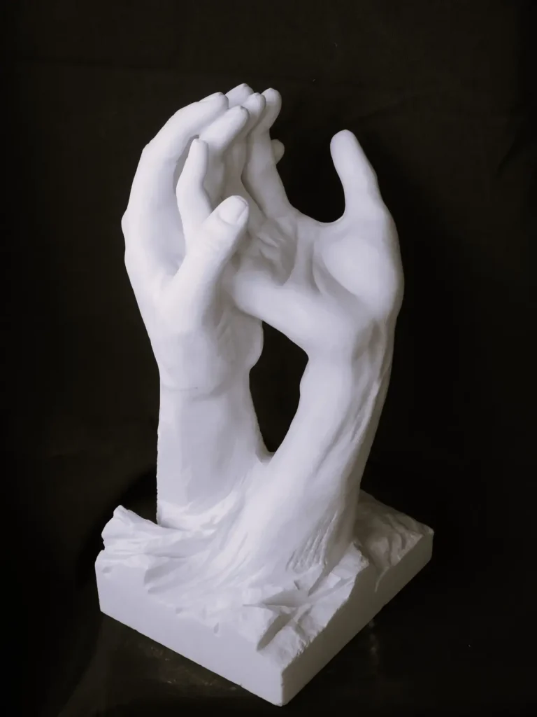 Sculpture en marbre de Carrare représentant deux mains vue de profil 1 , réalisée par l’artiste Raphaëlle Duval à Bassens (33).