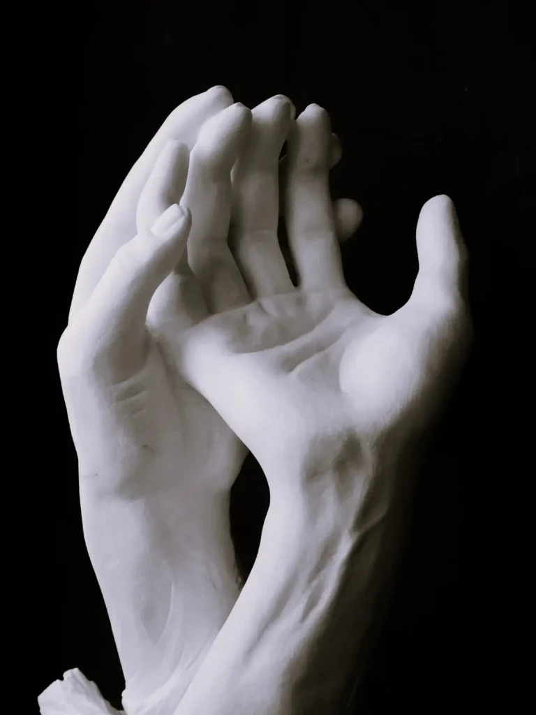 Sculpture en marbre de Carrare représentant deux mains vue de profil gauche réalisée par l’artiste Raphaëlle Duval à Bassens (33).