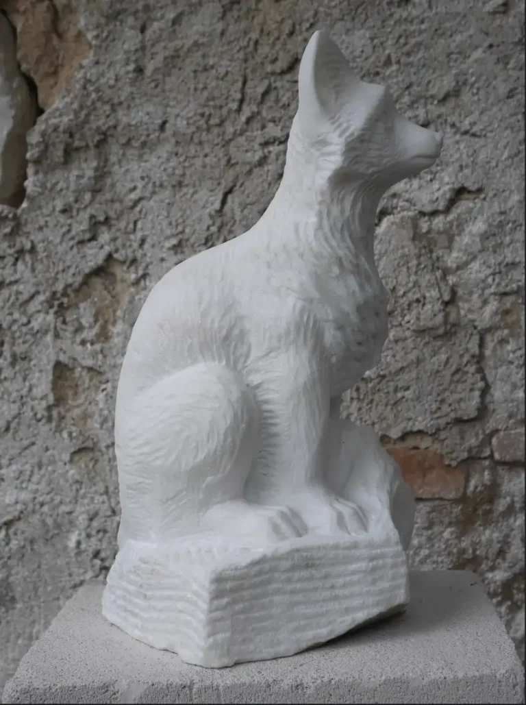 Sculpture de renard figuratif en marbre de Carrare, hauteur 33 cm, profil droit, réalisée par l’artiste Raphaëlle Duval à Bassens (33).
