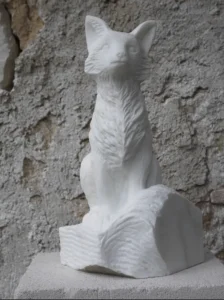 Sculpture de renard figuratif en marbre de Carrare, hauteur 33 cm, vue de face, réalisée par l’artiste Raphaëlle Duval à Bassens (33).