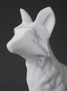Renard sculpté en marbre de Carrare vue de profil, 33 cm, œuvre de l’artiste Raphaëlle Duval à Bassens (33).