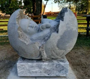Sculpture représentant un embryon en gestation dans la terre, par l’artiste Raphaëlle Duval, Symposium Italie 2025 