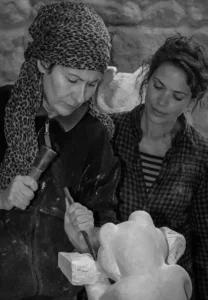 Raphaëlle Duval accompagne une élève lors d’un cours de sculpture aux Ateliers Raphaëlle.