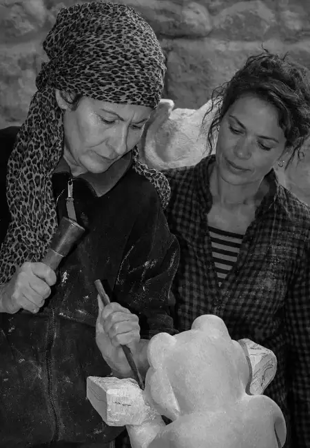 Raphaëlle Duval accompagne une élève lors d’un cours de sculpture aux Ateliers Raphaëlle.