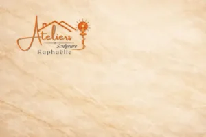 Logo de l’atelier d’art « Ateliers Sculpture Raphaëlle » sur fond marbré beige, représentant un toit stylisé orange, un soleil‑outil de sculpture et le nom de l’artiste en typographie élégante.