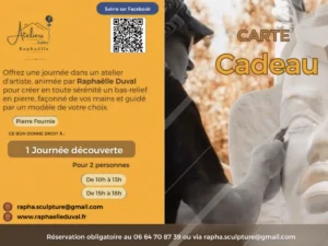 Visuel de la carte cadeau des Ateliers Sculpture Raphaëlle présentant une journée découverte de sculpture animée par Raphaëlle Duval : création d’un bas‑relief en pierre, informations de contact et QR code pour suivre l’atelier sur Facebook.