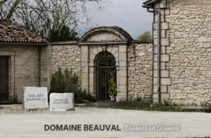 Façade en pierre du Domaine de Beauval à Bassens avec les pancartes Ateliers Raphaëlle et Cours de sculpture