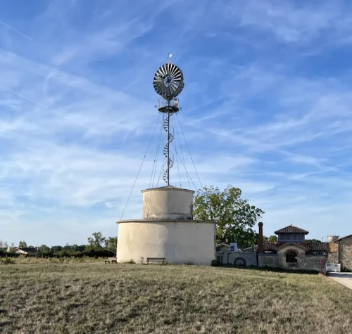 Éolienne Bollée du domaine de Beauval à Bassens, ancien système de pompage de l'eau situé au pied des Ateliers Raphaëlle (33530)
