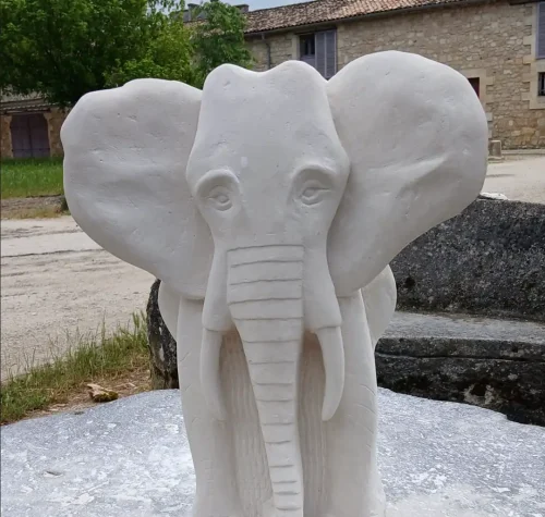 Sculpture en pierre représentant une tête d'éléphant grandeur nature, réalisée par les élèves des Ateliers Raphaëlle à Bassens (33530)