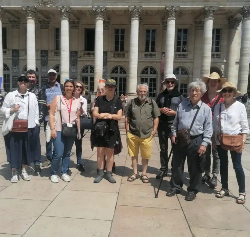 Groupe d'élèves des Ateliers Raphaëlle en sortie devant le Grand Théâtre de Bordeaux