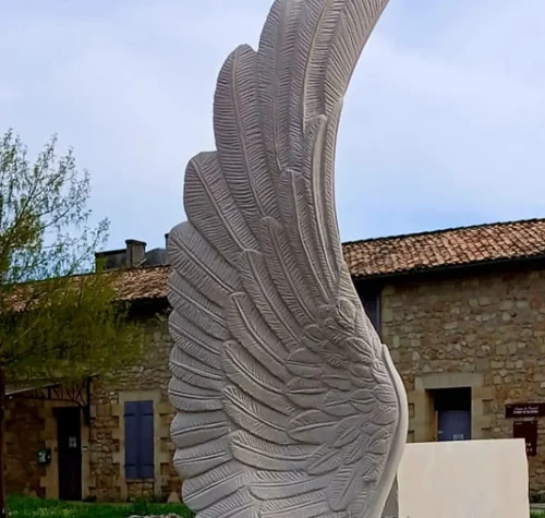 Sculpture en pierre représentant une aile déployée, réalisée par les élèves des Ateliers Raphaëlle à Bassens (33530)