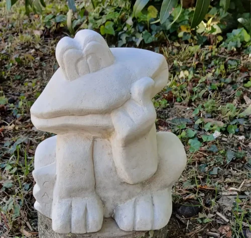 Sculpture en pierre représentant une grenouille stylisée, réalisée par les élèves des Ateliers Raphaëlle à Bassens (33530)