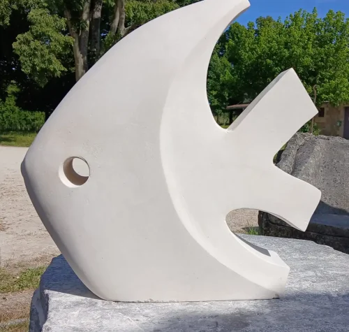 Sculpture en pierre représentant un poisson stylisé, réalisée par les élèves des Ateliers Raphaëlle à Bassens (33530)